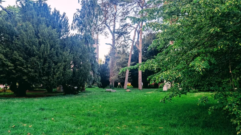 St Thomas churchyard